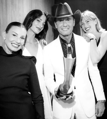 Maggie Elizabeth McGraw with her parents Tim McGraw and Faith Hill and sister